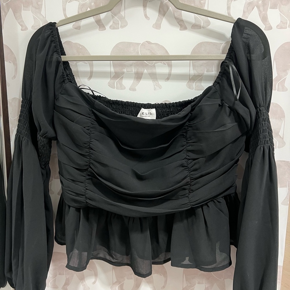 Women’s black puffy long sleeve